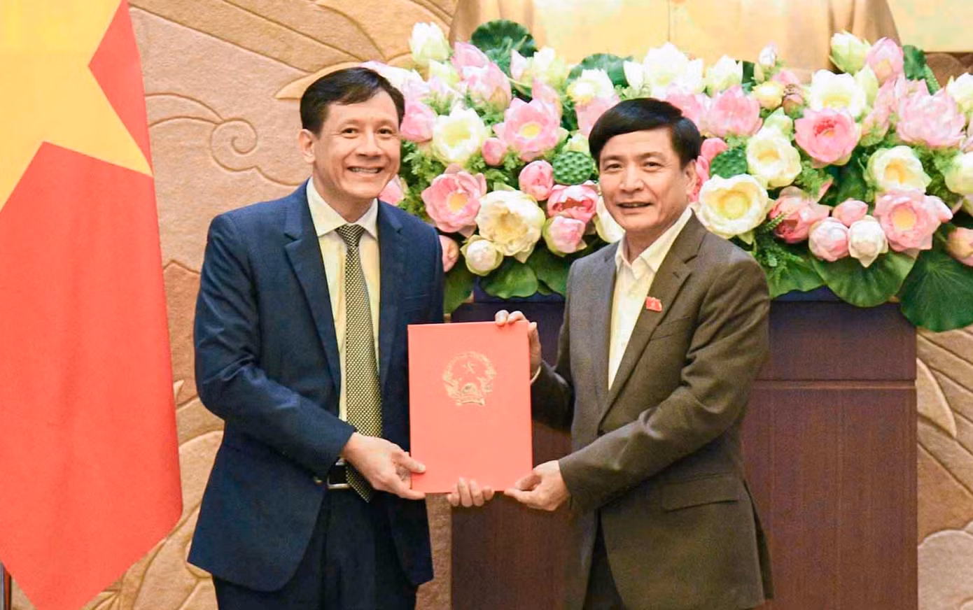 Tổng Thư ký Quốc hội trao Quyết định bổ nhiệm Vụ trưởng Vụ Phục vụ hoạt động giám sát Trần Văn Thắng. (Ảnh: QH)