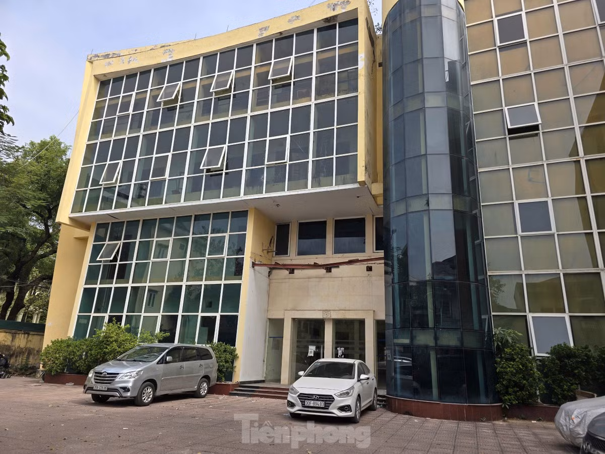 Một tòa nhà thuộc tài sản công bị bỏ hoang tại Hà Nội. Một tòa nhà thuộc tài sản công bị bỏ hoang tại Hà Nội.