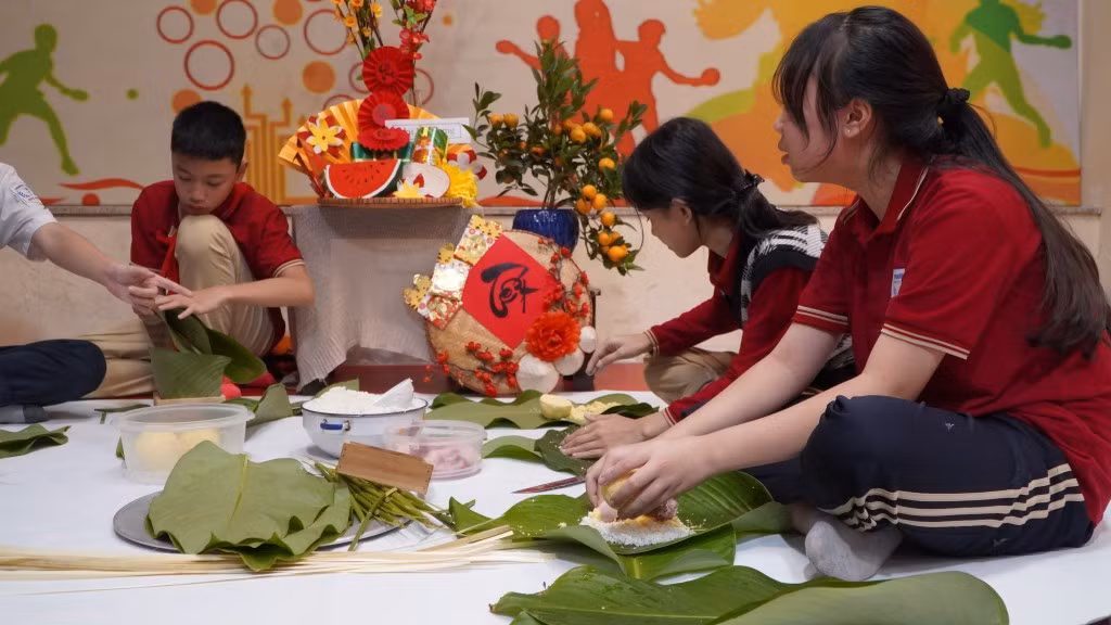 Các em tham gia thi gói bánh chưng