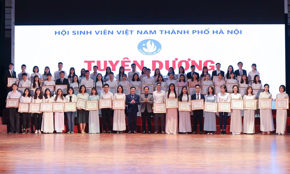 Sinh viên ĐH Kinh tế Quốc dân thi trí lực đón ngày học sinh sinh viên ảnh 3