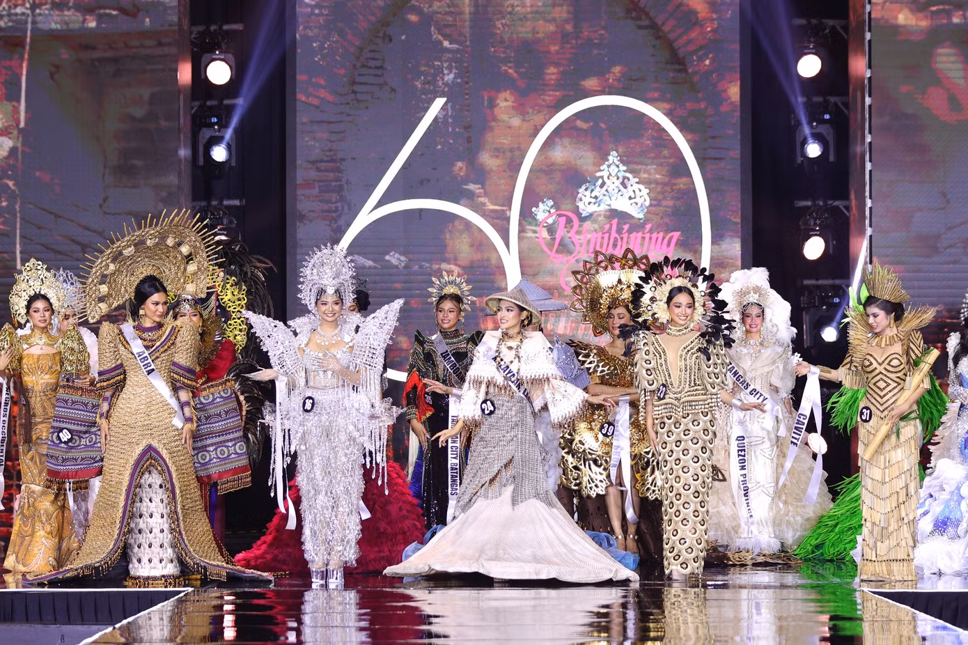 Ngày 11/6 đã diễn ra phần thi Trang phục dân tộc thuộc khuôn khổ cuộc thi Binibining Pilipinas - Hoa hậu Philippines 2024. Sau đêm thi, ban tổ chức đã tìm ra top 5 bộ trang phục đẹp nhất. Thiết kế giành giải cao nhất sẽ được công bố trong chung kết Binibining Pilipinas 2024 diễn ra ngày 7/7.