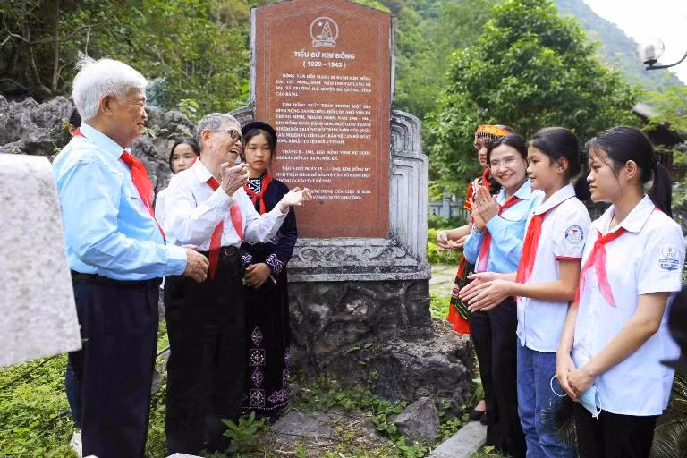 Các đại biểu và các em thiếu nhi tham gia Hành trình về nguồn kỷ niệm 80 năm thành lập Đội