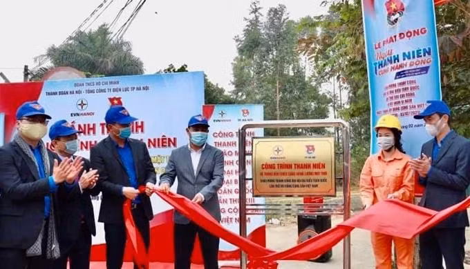 Anh Bùi Quang Huy (ngoài cùng, bên phải) cùng các đại biểu khánh thành công trình thanh niên Tuyến đường chiếu sáng bằng năng lượng mặt trời tại Sóc Sơn, Hà Nội trong ngày thành niên cùng hành động