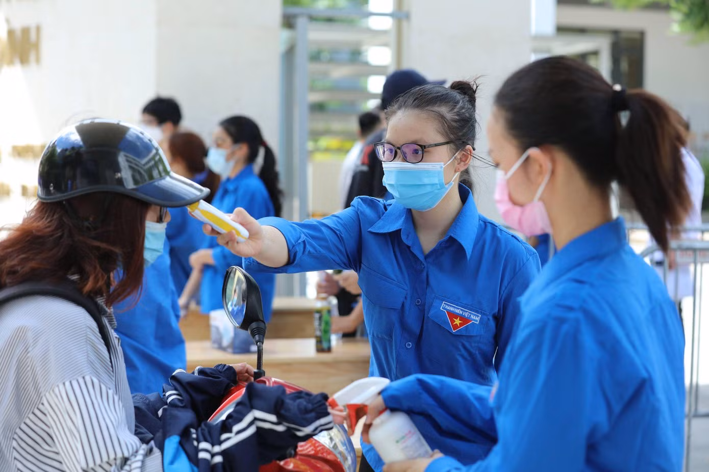 Thanh niên tình nguyện tiếp sức thí sinh tại kỳ thi THPT Quốc gia 2021