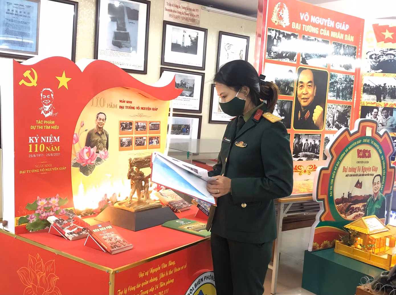 Bạn trẻ tham quan, tìm hiểu các bài thi viết về Đại tướng Võ Nguyên Giáp