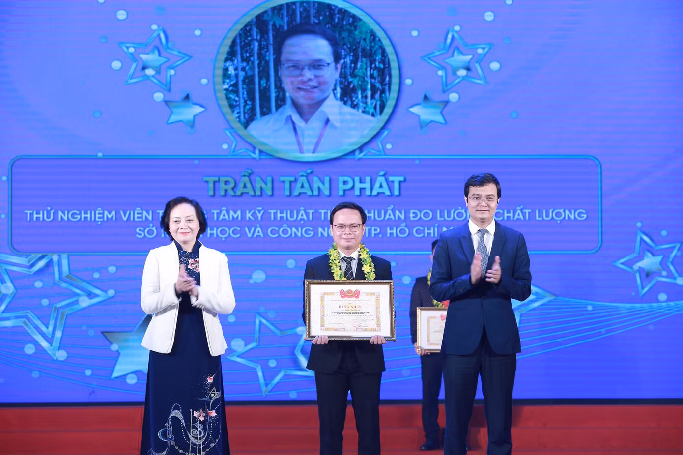 Bà Phạm Thị Thanh Trà, Bộ trưởng Bộ Nội vụ và anh Bùi Quang Huy, Bí thư thường trực T.Ư Đoàn trao tặng phần thưởng cho cán bộ, công chức, viên chức trẻ giỏi. Ảnh: Bảo Anh