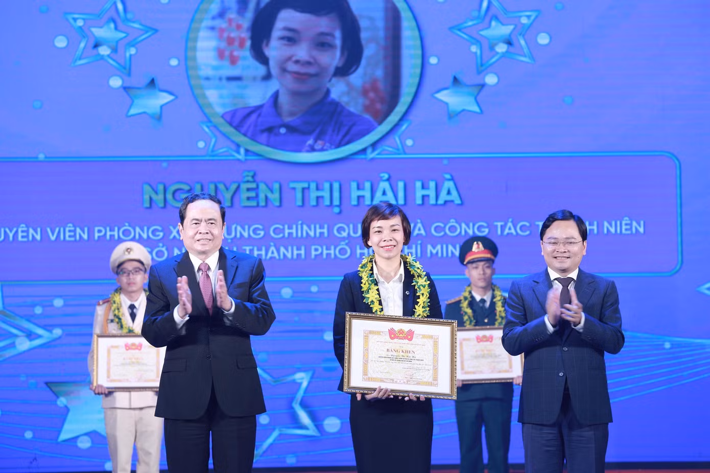 Ông Trần Thanh Mẫn, Phó Chủ tịch thường trực Quốc hội (bên trái); anh Nguyễn Anh Tuấn, Bí thư thứ nhất T.Ư Đoàn trao tặng phần thưởng cho cán bộ, công chức, viên chức trẻ giỏi. Ảnh: Bảo Anh