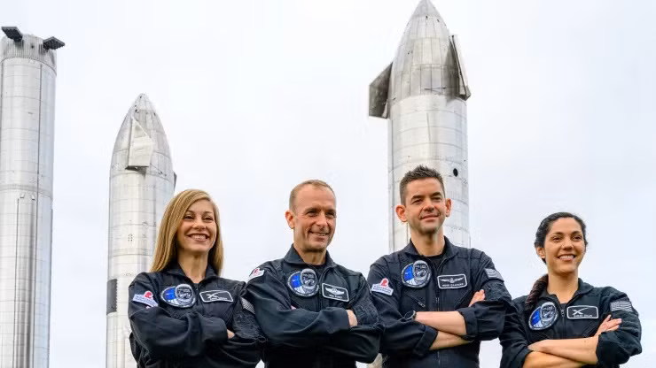 Phi hành đoàn trong sứ mệnh Polaris Dawn (từ trái sang phải): Nhân viên y tế Anna Menon, phi công Scott Poteet, chỉ huy Jared Isaacman và chuyên gia sứ mệnh Sarah Gillis.