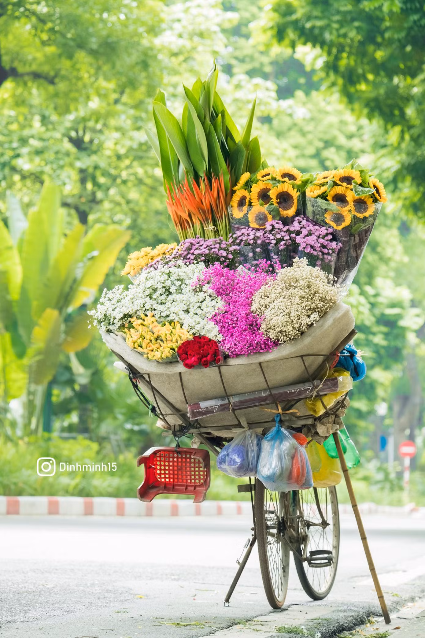 Một xe hoa nằm trên góc phố nhỏ. Ảnh: TRƯƠNG ĐÌNH MINH