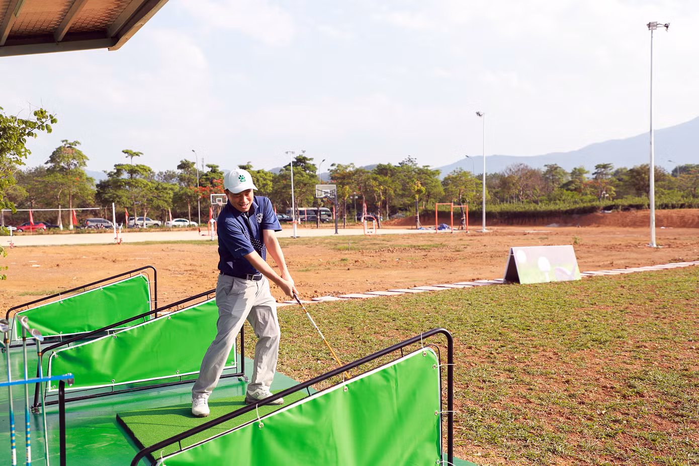 Khu thể thao hoạt động với quần thể các sân tập golf. Khu thể thao hoạt động với quần thể các sân tập golf.