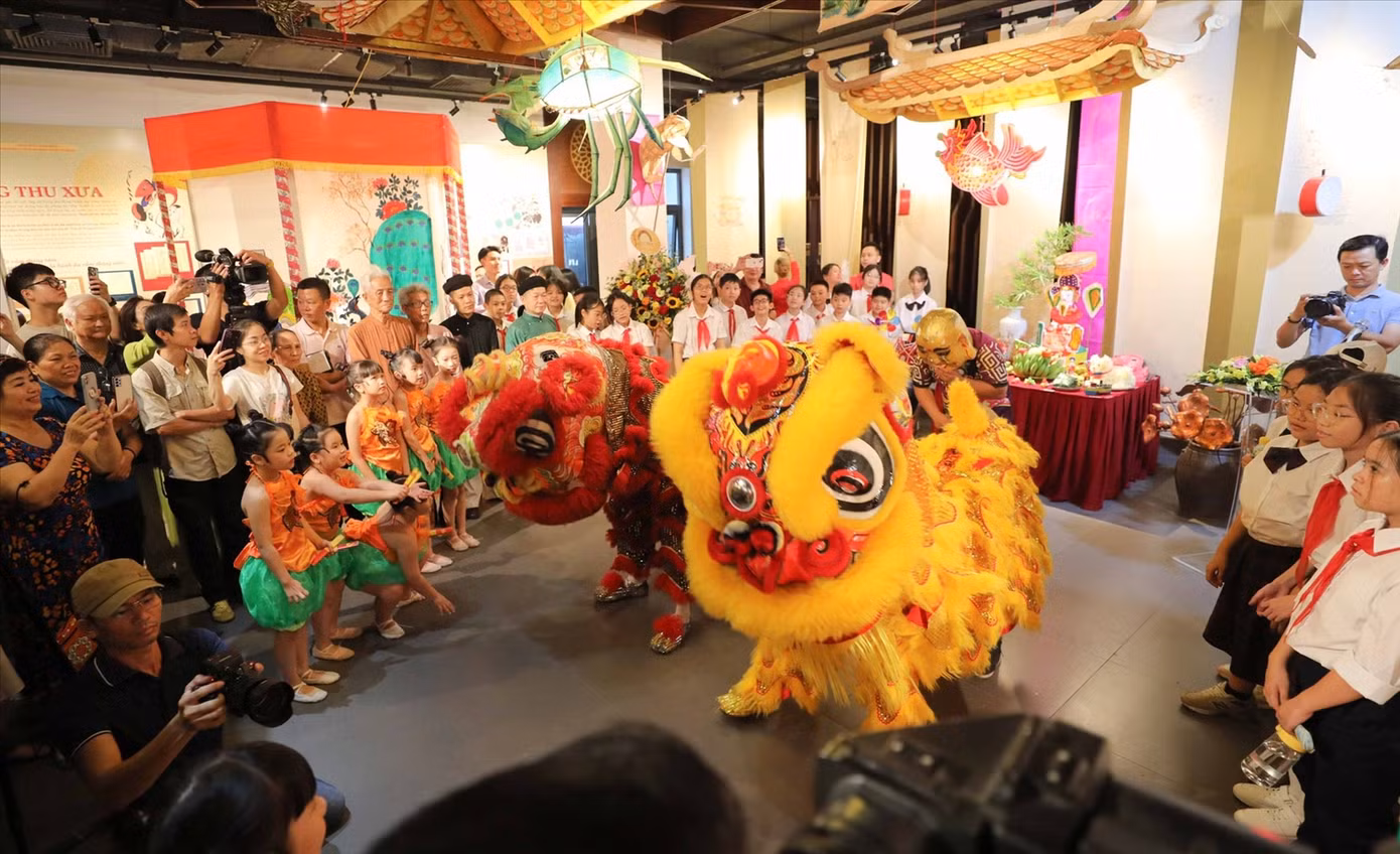 Phường Hàng Buồm (Q. Hoàn Kiếm, TP. Hà Nội), tổ chức hoạt động trang trí không gian văn hóa truyền thống.