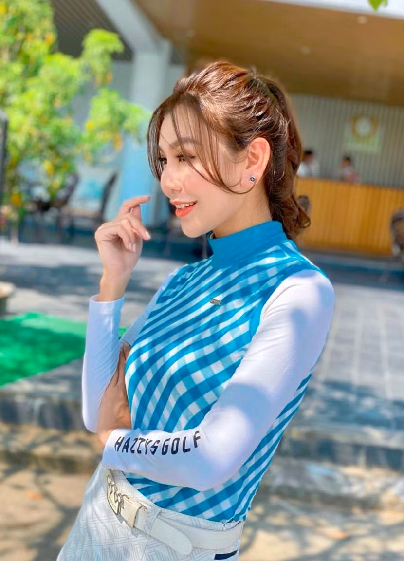 Cô nàng là một gương mặt quen thuộc với hình ảnh năng động trên bản tin Thế Giới Golf.
