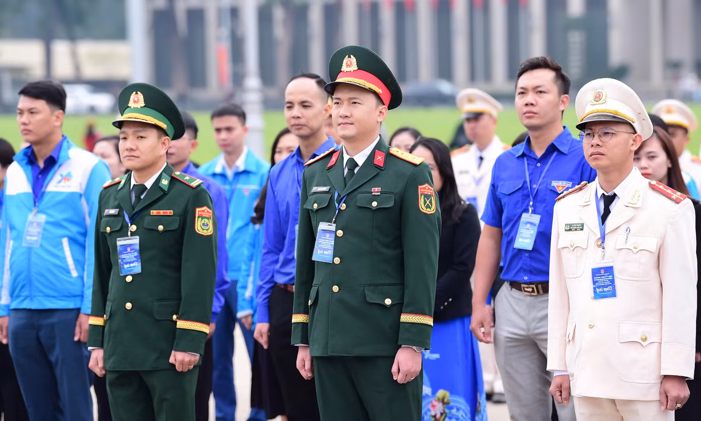 100 cán bộ Đoàn xuất sắc toàn quốc báo công dâng Bác.