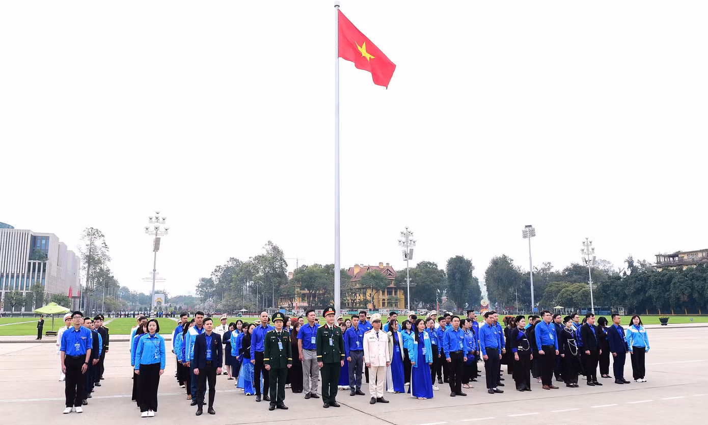 100 cán bộ Đoàn xuất sắc toàn quốc báo công dâng Bác. Ảnh: XUÂN TÙNG