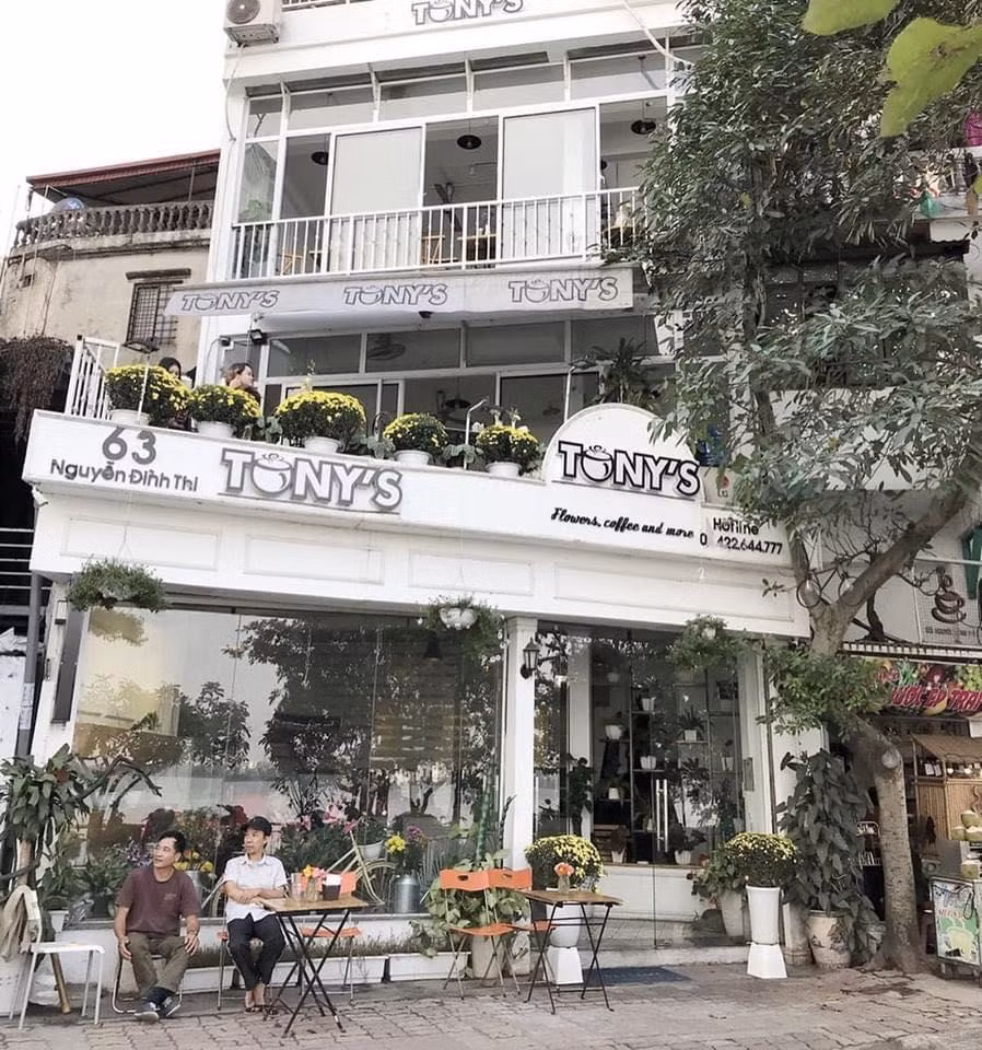 Quán cafe nằm trên đường Nguyễn Đình Thi, Tây Hồ, vốn là một địa chỉ quen thuộc của các bạn trẻ. Ảnh: Fanpage HaLo Hà Nội
