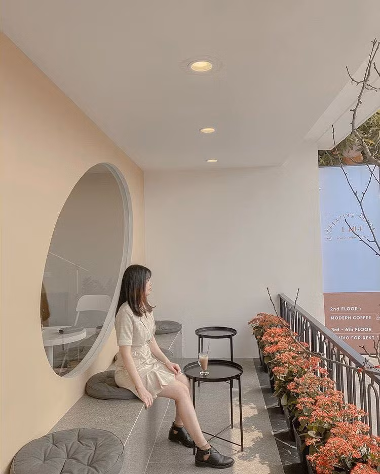 Những quán cafe sở hữu view bao quát cả Hồ Tây lộng gió hứa hẹn mang đến cho bạn một buổi trà chiều ngắm hoàng hôn cực thú vị. Ảnh: Fanpage HaLo Hà Nội