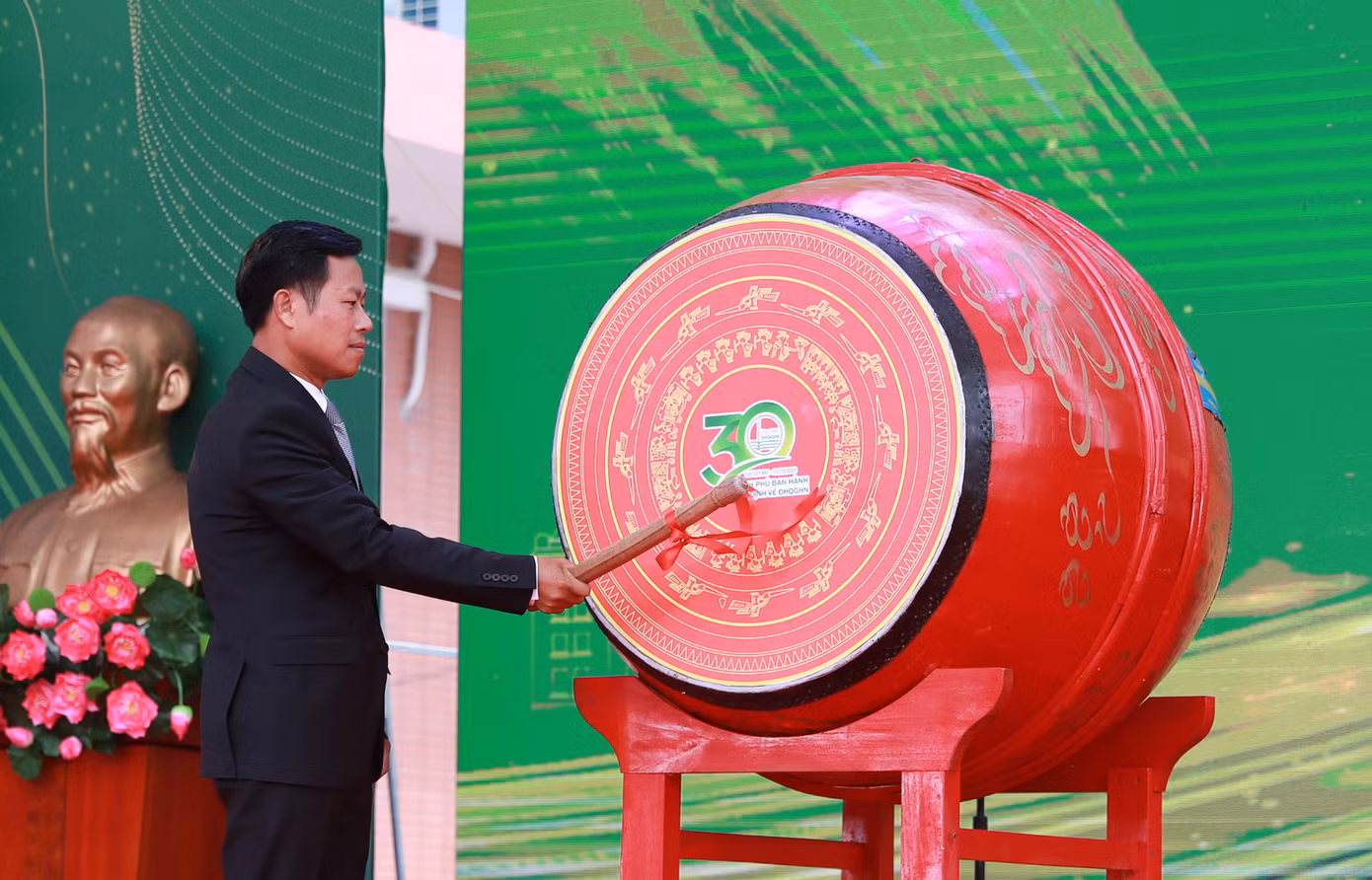 Lễ khai giảng năm học 2023 - 2024 tại Khu đô thị ĐHQG Hà Nội Hòa Lạc. Đây là chuỗi hoạt động nằm trong khuôn khổ các sự kiện kỷ niệm 30 năm ngày Chính phủ ban hành Nghị định về ĐHQG Hà Nội (10/12/1993 - 10/12/2023).