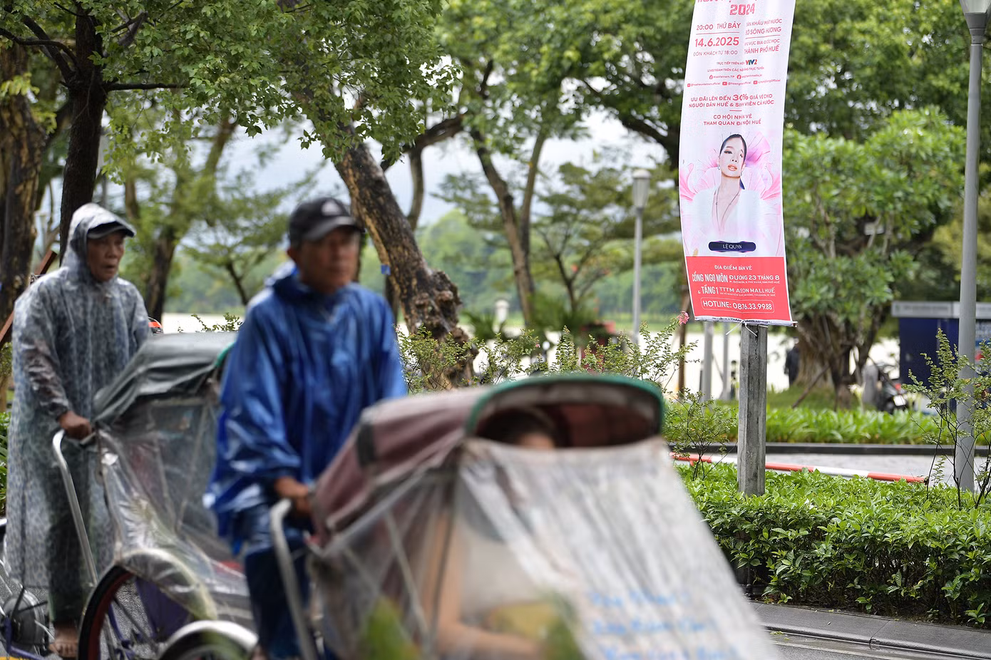 Banner, áp phích được trang hoàng trên các tuyến phố trung tâm TP. Huế.