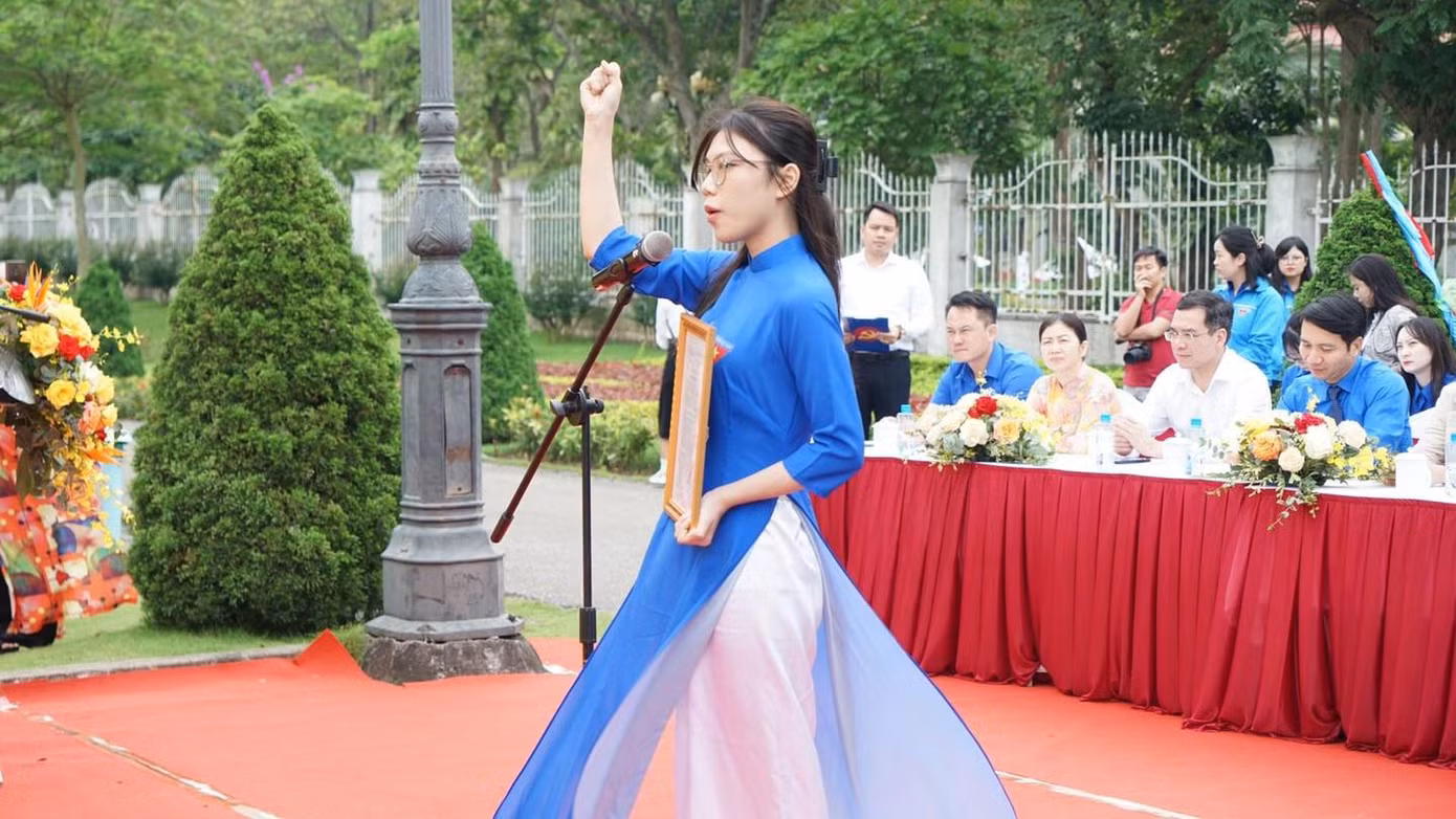 Đảng viên trẻ tuyên thệ tại lễ kết nạp.