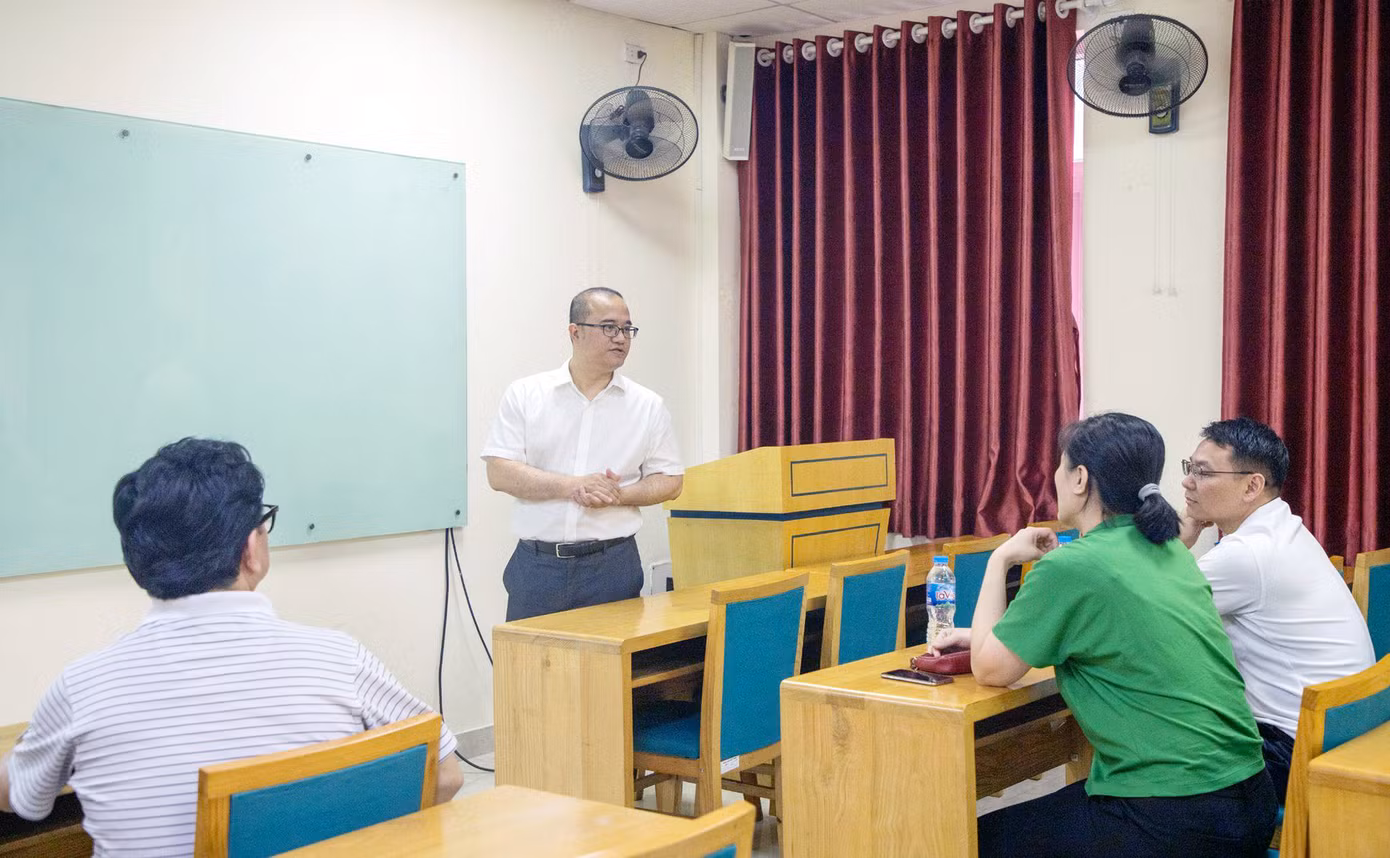 Các em học sinh lớp 12 và các bậc phụ huynh chăm chú lắng nghe chia sẻ của thầy cô UEB.