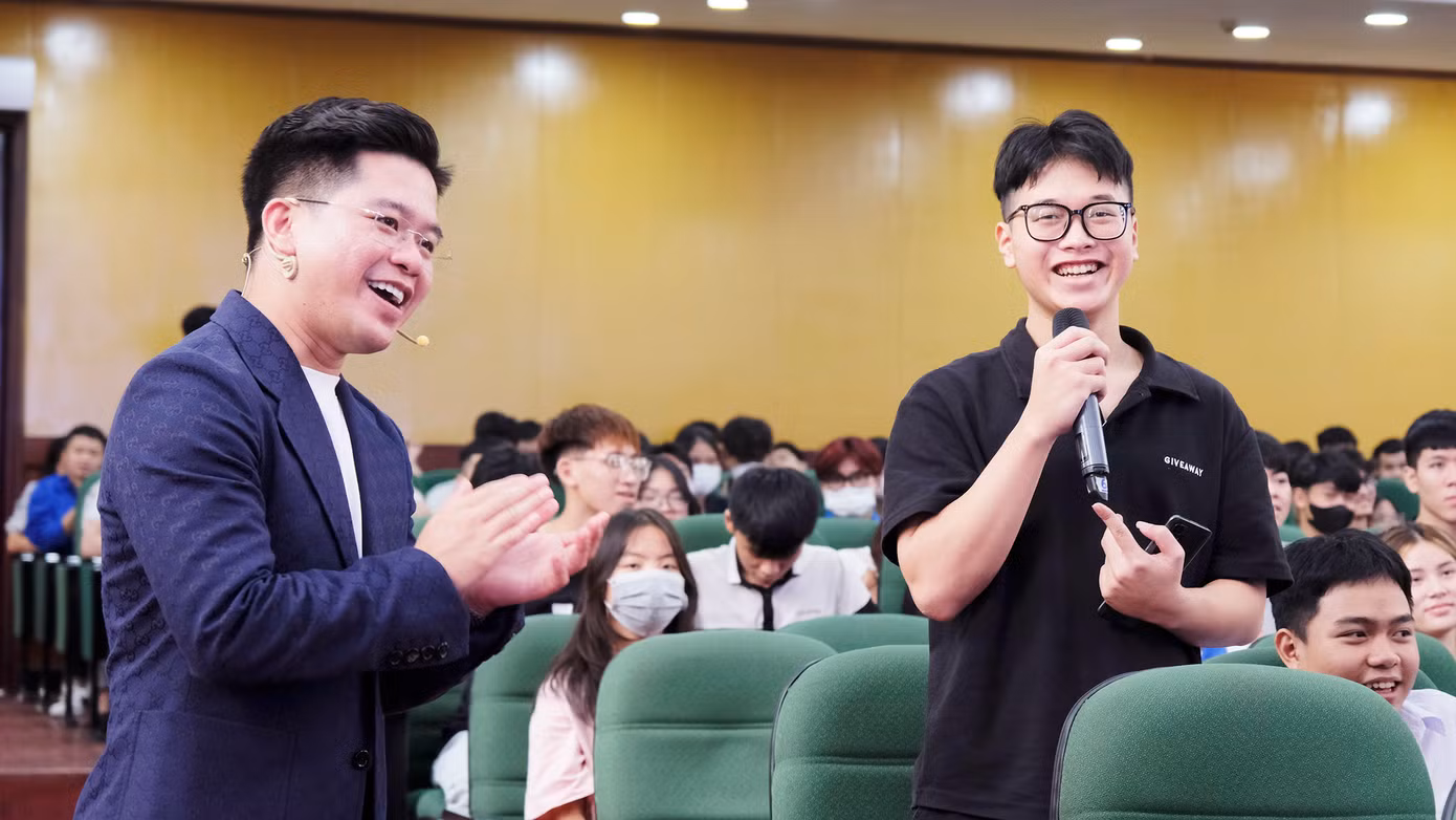 Anh Lang Công Đạt đã truyền cảm hứng tới nhiều bạn sinh viên.