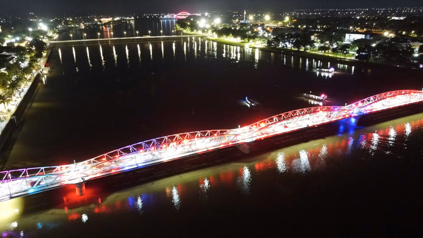 Không khí tại thành phố Huế những ngày qua trở nên sôi động. Dọc các tuyến đường trung tâm như Lê Lợi, Trần Hưng Đạo, Hùng Vương pano, banner về cuộc thi được treo dày đặc. Khu vực sân khấu thường xuyên thu hút hàng trăm lượt người dân đến theo dõi các buổi tập.