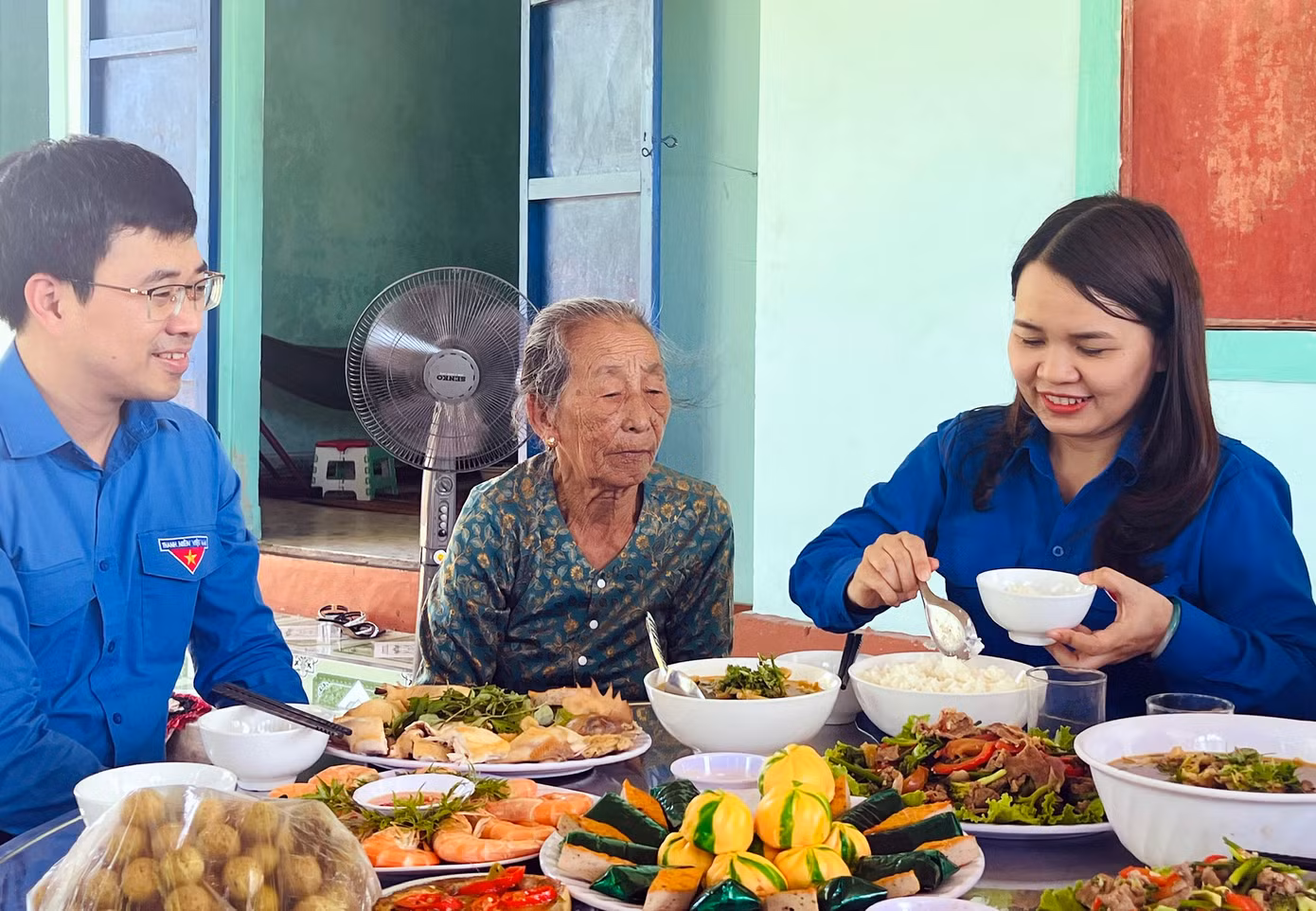‘Bữa cơm gia đình - Ấm tình lòng Mẹ’ của tuổi trẻ Quảng Trị.