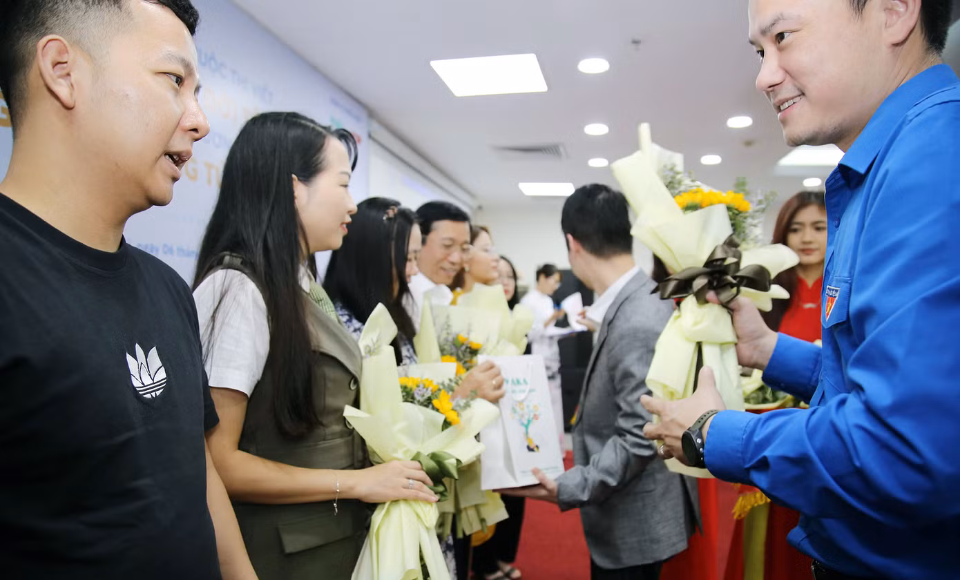 Đại diện Ban Tổ chức tặng hoa các đại biểu tham dự tọa đàm giao lưu thúc đẩy văn hóa đọc với chủ đề "Tri thức thời công nghệ số - Đón đầu xu hướng nghề nghiệp tương lai"