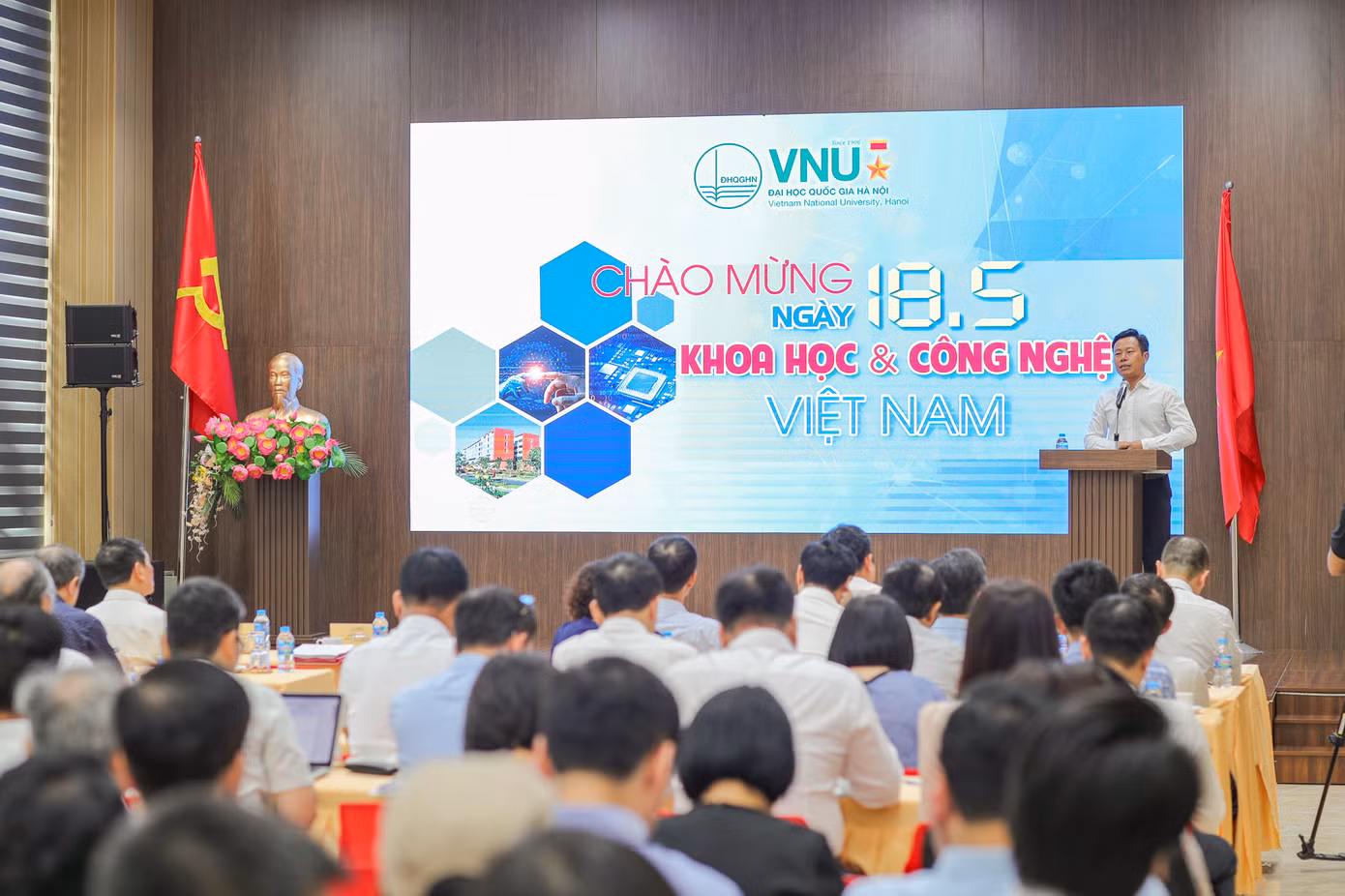 ĐHQG Hà Nội tổ chức gặp mặt đại diện nhà khoa học nhân Ngày Khoa học và Công nghệ Việt Nam (18/5).