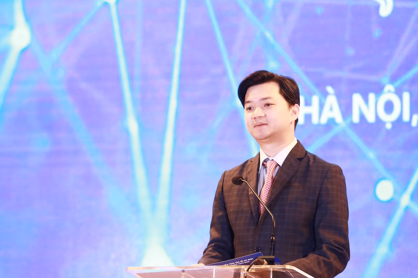 Anh Nguyễn Minh Triết - Bí thư T.Ư Đoàn, Chủ tịch T.Ư Hội Sinh viên Việt Nam phát biểu tại chương trình.