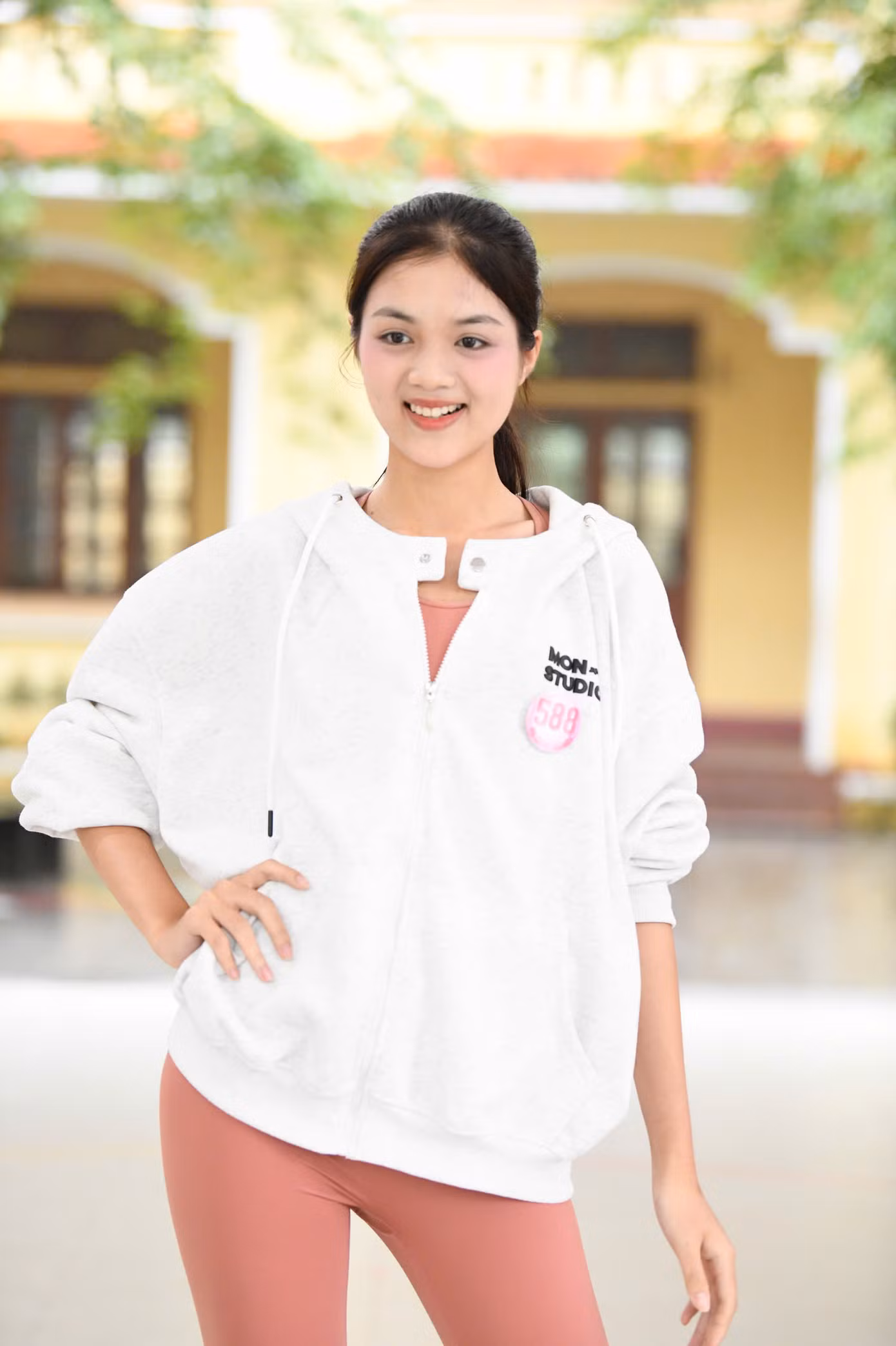 Thí sinh Trần Minh Thu và Nguyễn Thị Thu Hằng thu hút ánh nhìn trong những bộ crop-top, khoe vóc dáng cân đối và thần thái rạng rỡ. “Chúng tôi đang nỗ lực hết mình để mang đến một đêm thi mãn nhãn, đậm chất tuổi trẻ”, Thu Hằng nói.