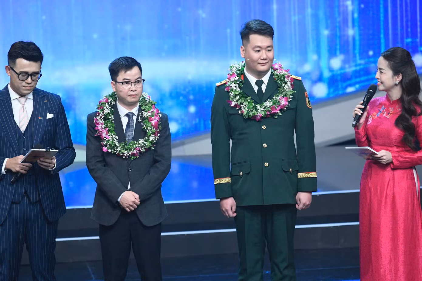 TS Phạm Huy Hiệu và anh Hoàng Khắc Hiếu.