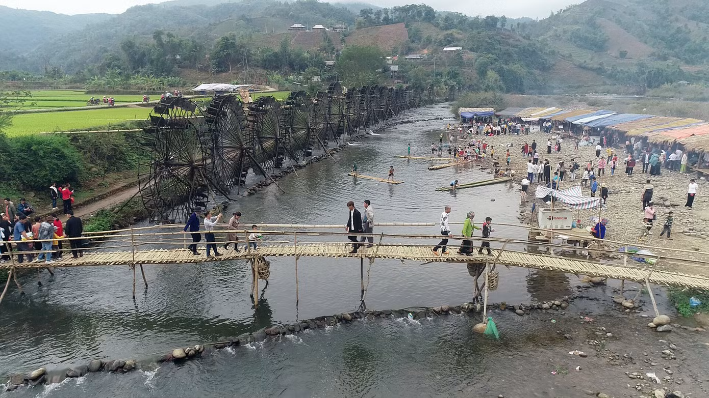 Khách du lịch tham quan cọn nước khổng lồ ở bản Nà Khương (Tam Đường, Lai Châu).