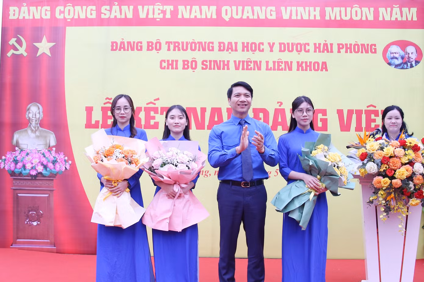 Anh Nguyễn Ngọc Lương - Bí thư thường trực T.Ư Đoàn, Chủ tịch T.Ư Hội LHTN Việt Nam tặng hoa chúc mừng 3 sinh viên trường ĐH Y Dược Hải Phòng được vinh dự kết nạp vào Đảng.