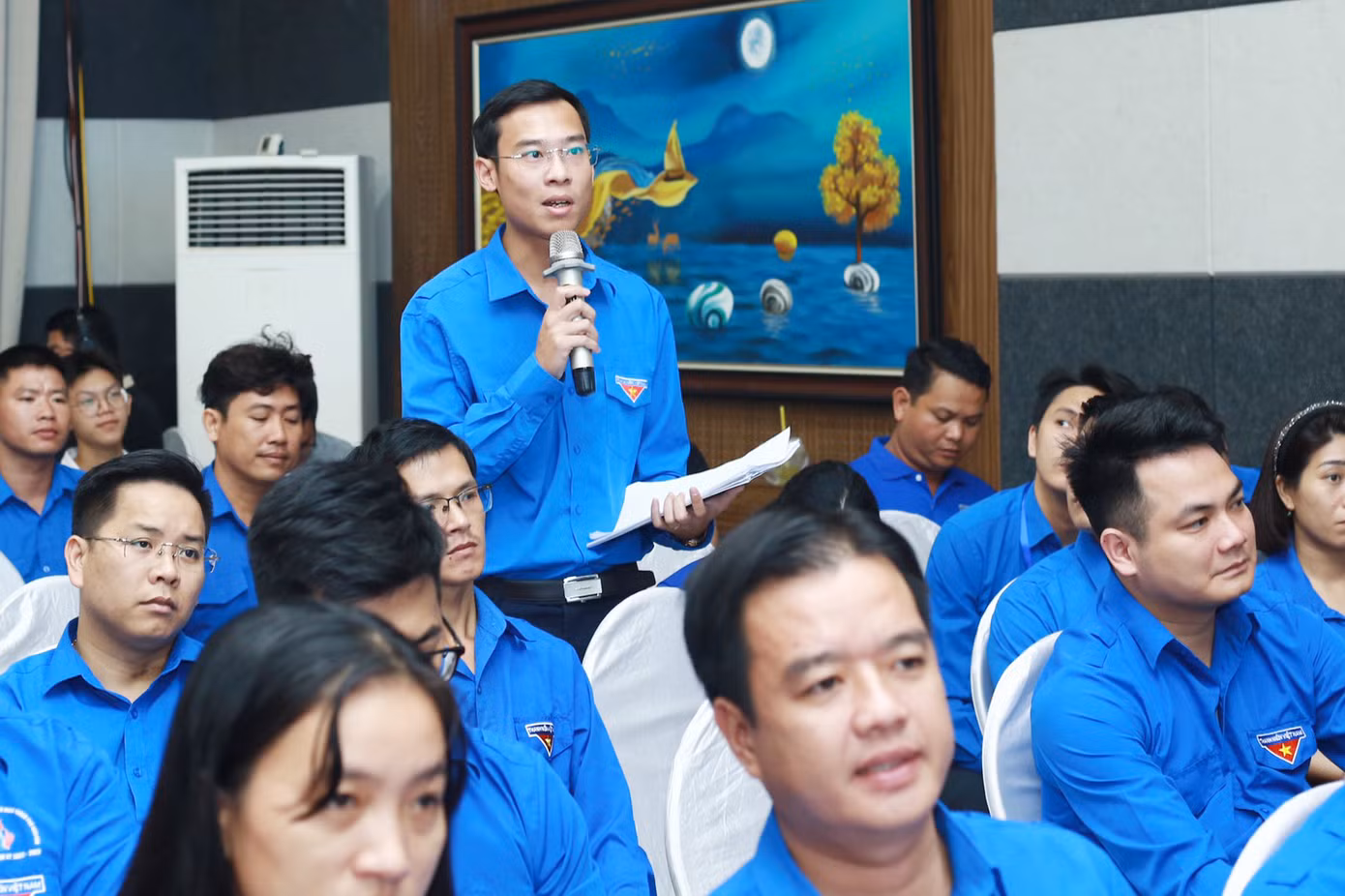 Các đại biểu tham luận tại Hội nghị.