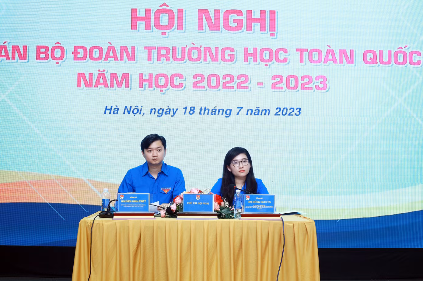 Chủ trì Hội nghị, có anh Nguyễn Minh Triết - Bí thư T.Ư Đoàn, Chủ tịch T.Ư Hội Sinh viên Việt Nam; chị Hồ Hồng Nguyên, Trưởng Ban Thanh niên trường học T.Ư Đoàn, Phó Chủ tịch thường trực T.Ư Hội Sinh viên Việt Nam.