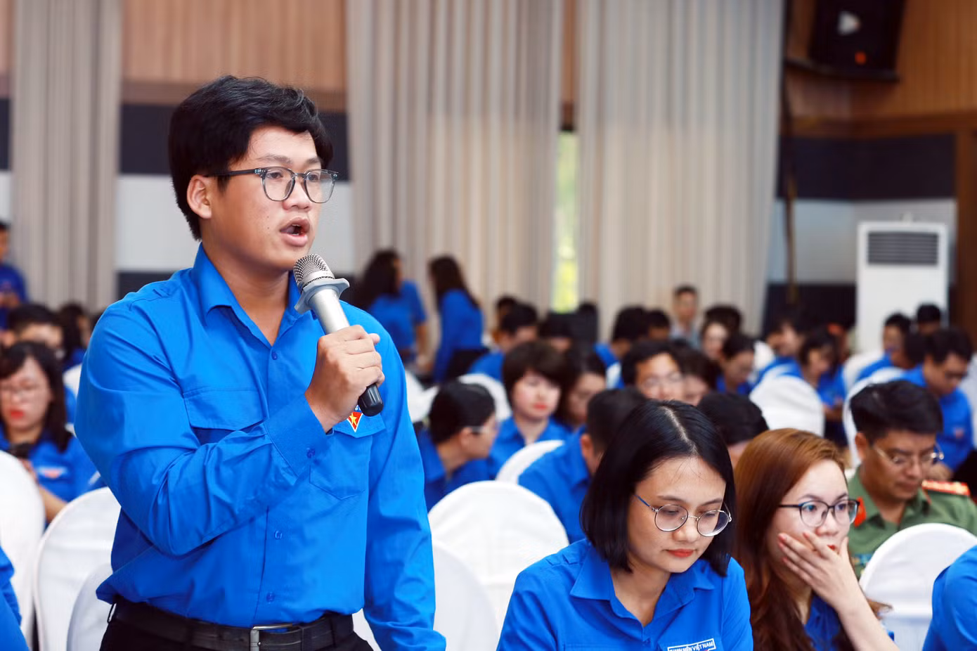 Các đại biểu tham luận tại Hội nghị.