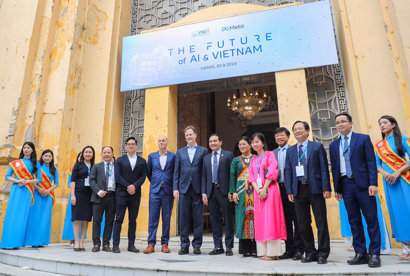 Chủ tịch phụ trách Đối ngoại Toàn cầu Tập đoàn Meta Nick Clegg, gặp gỡ sinh viên ĐHQG Hà Nội.