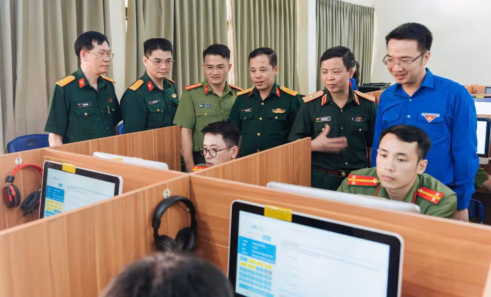 Nhiều phần thưởng hấp dẫn tại Cuộc thi Olympic tiếng Anh dành cho cán bộ trẻ năm 2025. Ảnh: BTC