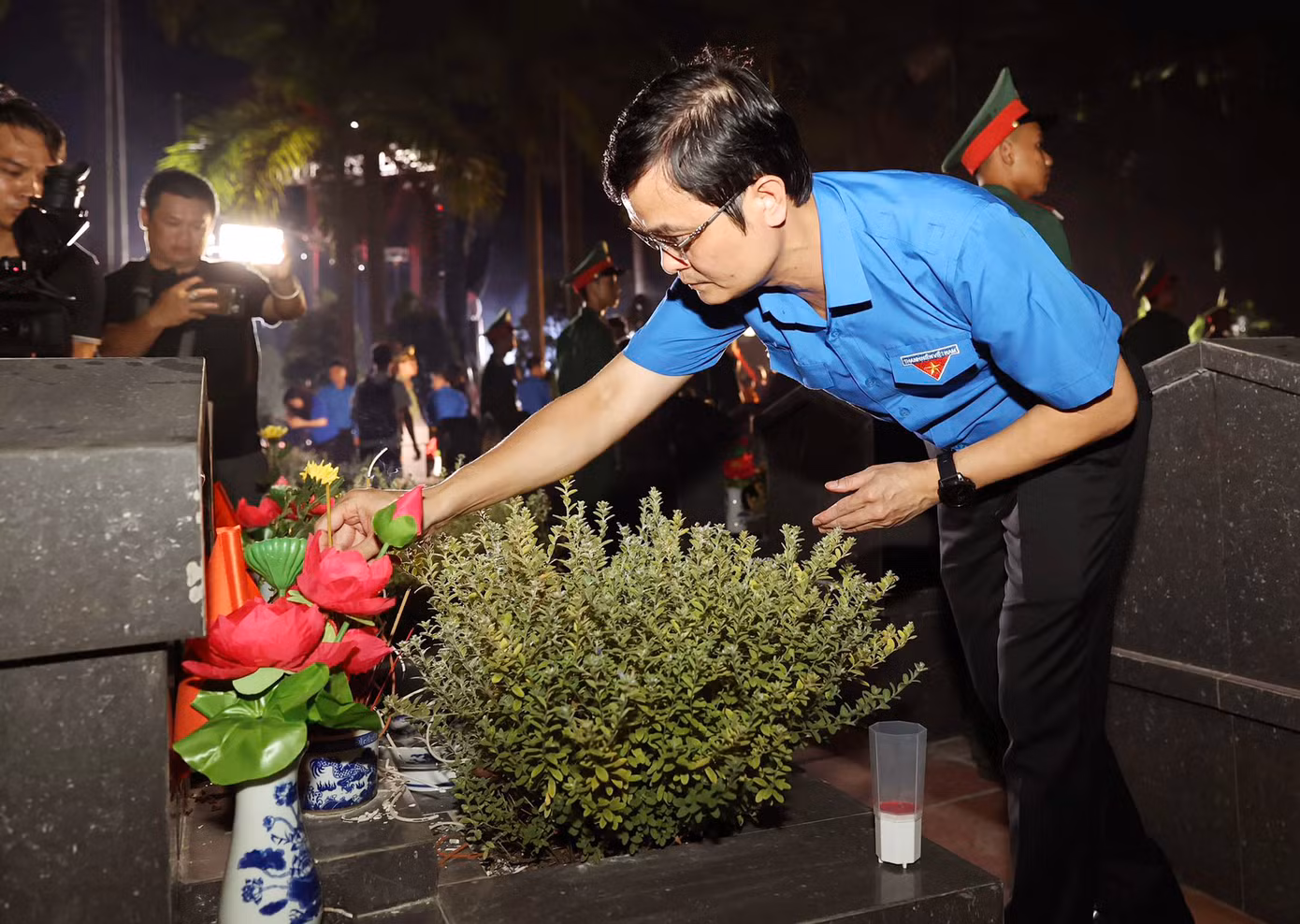 Anh Bùi Quang Huy - Uỷ viên Dự khuyết T.Ư Đảng, Bí thư thứ nhất T.Ư Đoàn, thắp nến tri ân các anh hùng, liệt sĩ. Anh Bùi Quang Huy - Uỷ viên Dự khuyết T.Ư Đảng, Bí thư thứ nhất T.Ư Đoàn, thắp nến tri ân các anh hùng, liệt sĩ.