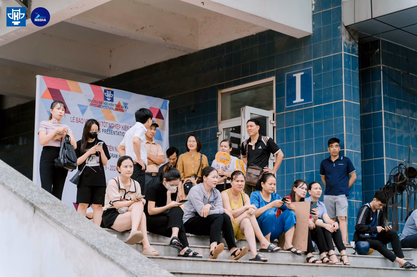 Các phụ huynh của thí sinh cũng đứng ngồi không yên.