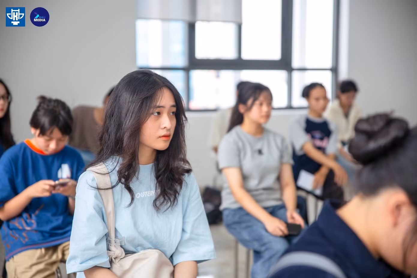 Hàng nghìn thí sinh đến từ các tỉnh thành, đã có mặt từ sớm để chuẩn bị cho buổi thi năng khiếu.