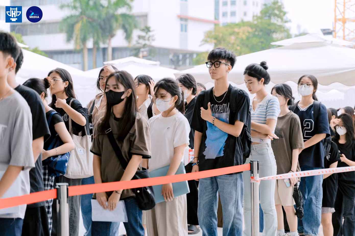 Theo quy định, các thí sinh đăng ký xét tuyển vào các ngành năng khiếu có tổ hợp thi/xét tuyển V00, V01, V02, H00, H02 phải tham dự kỳ thi năng khiếu năm 2024 do trường ĐH Kiến trúc Hà Nội tổ chức.