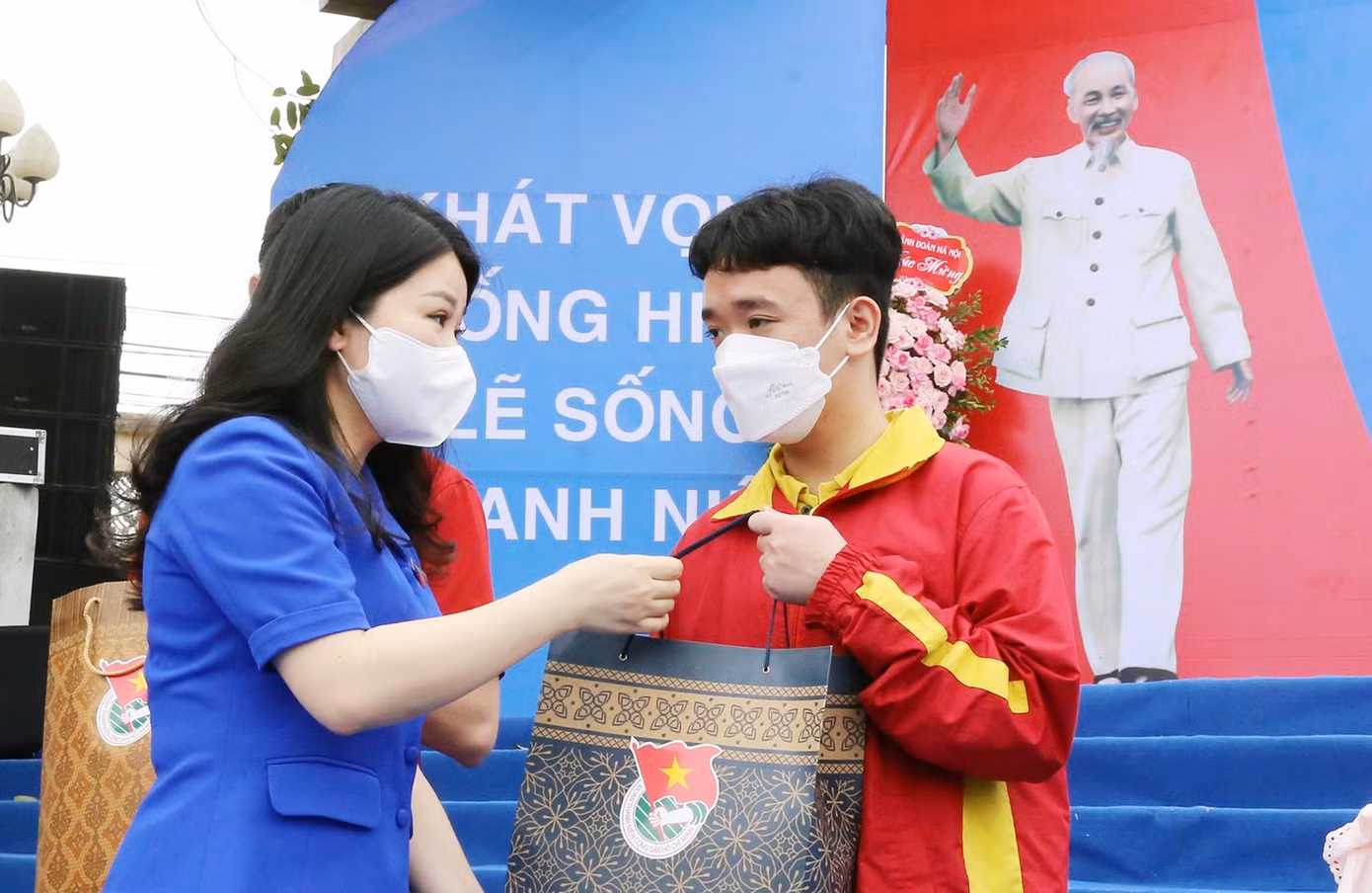 Chị Chu Hồng Minh - Bí thư Thành Đoàn Hà Nội trao quà cho học sinh học giỏi có hoàn cảnh khó khăn.