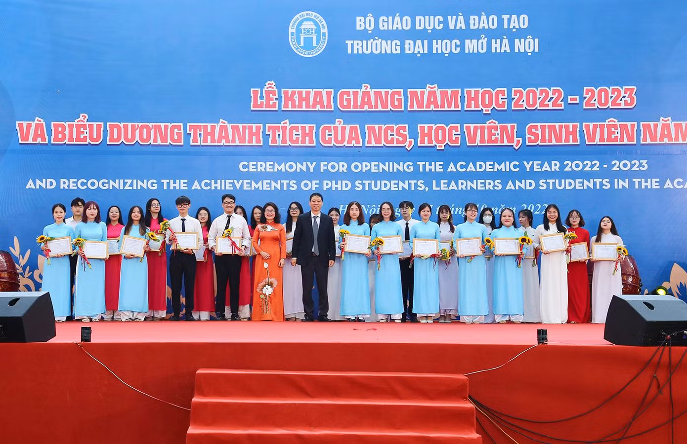 PGS. TS Nguyễn Thị Nhung – Hiệu trưởng trường ĐH Mở Hà Nội trao bảng danh vị cho các thủ khoa tốt nghiệp và thủ khoa kỳ thi tuyển sinh đại học năm 2022.