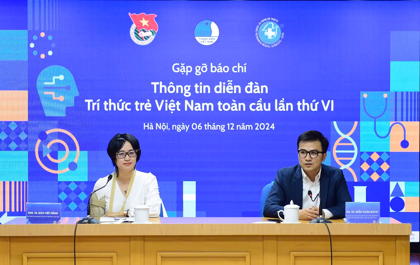 Đại diện Ban Tổ chức diễn đàn trao đổi thông tin tại chương trình.