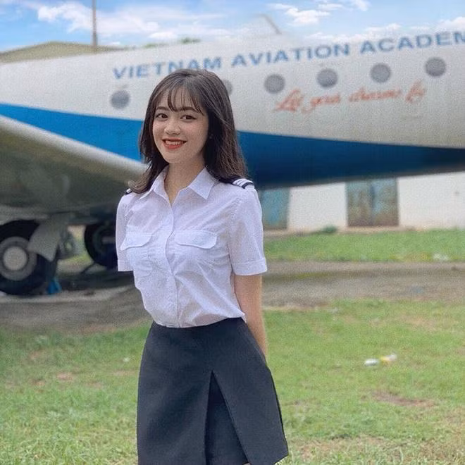 Sau khi tốt nghiệp THPT chuyên Lào Cai, Khánh Linh trúng tuyển ngành Quản trị Kinh doanh của Học viện Hàng không Việt Nam. Nữ sinh năm thứ tư dự định đăng ký thi tuyển tiếp viên hàng không sau khi tốt nghiệp. Ngoài thời gian học trên lớp, 9X còn làm mẫu ảnh. Trước lời khuyên nên tham gia showbiz từ nhiều người xung quanh, Khánh Linh cho hay cô muốn bước chân vào ngành giải trí nhưng cơ hội chưa đến.