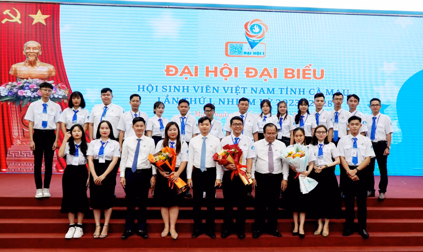 Ban Chấp hành Hội Sinh viên tỉnh Cà Mau ra mắt Đại hội.