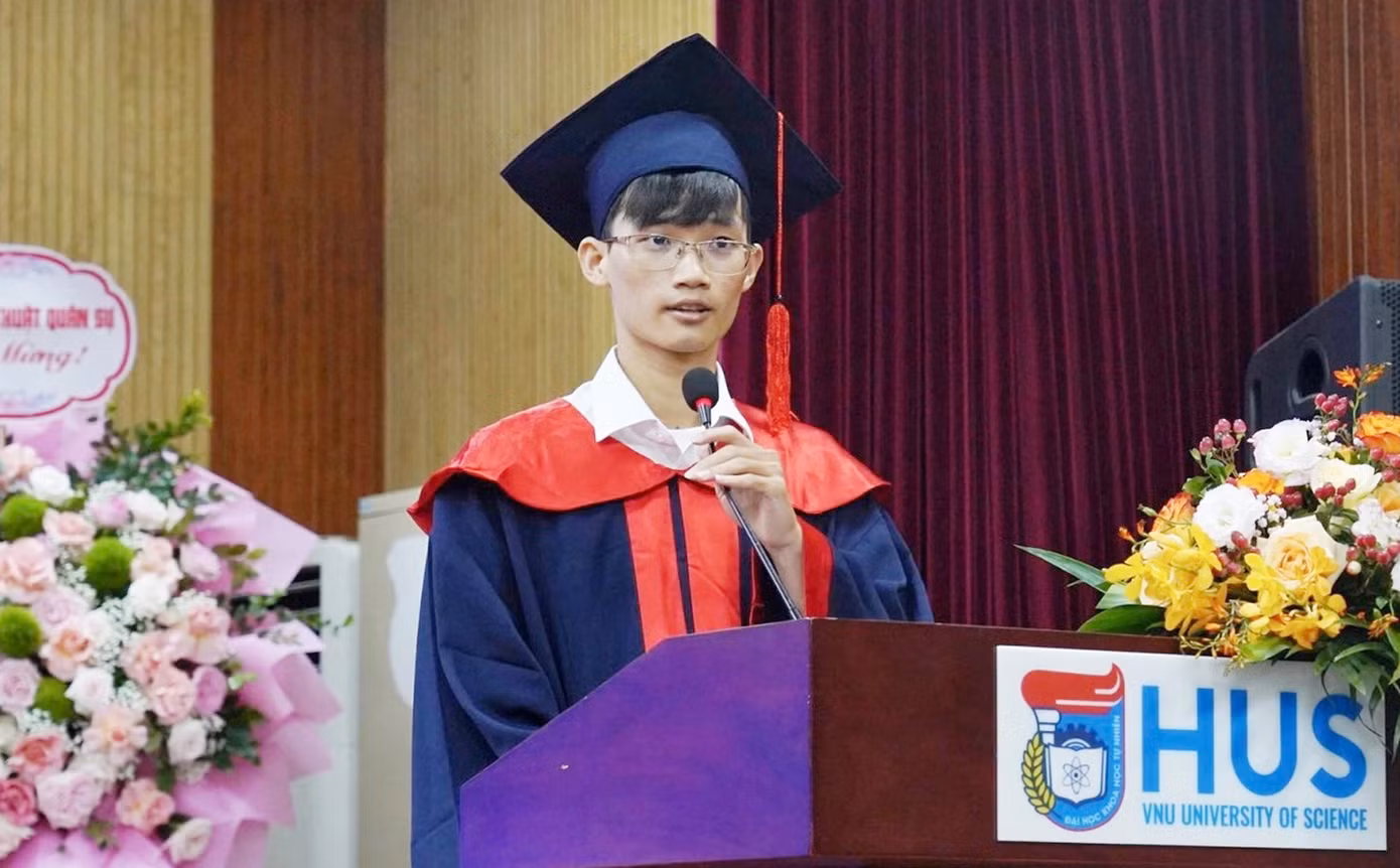 Nguyễn Văn Phú chia sẻ cảm xúc tại lễ tốt nghiệp trường ĐH KHTN (ĐHQG Hà Nội).
