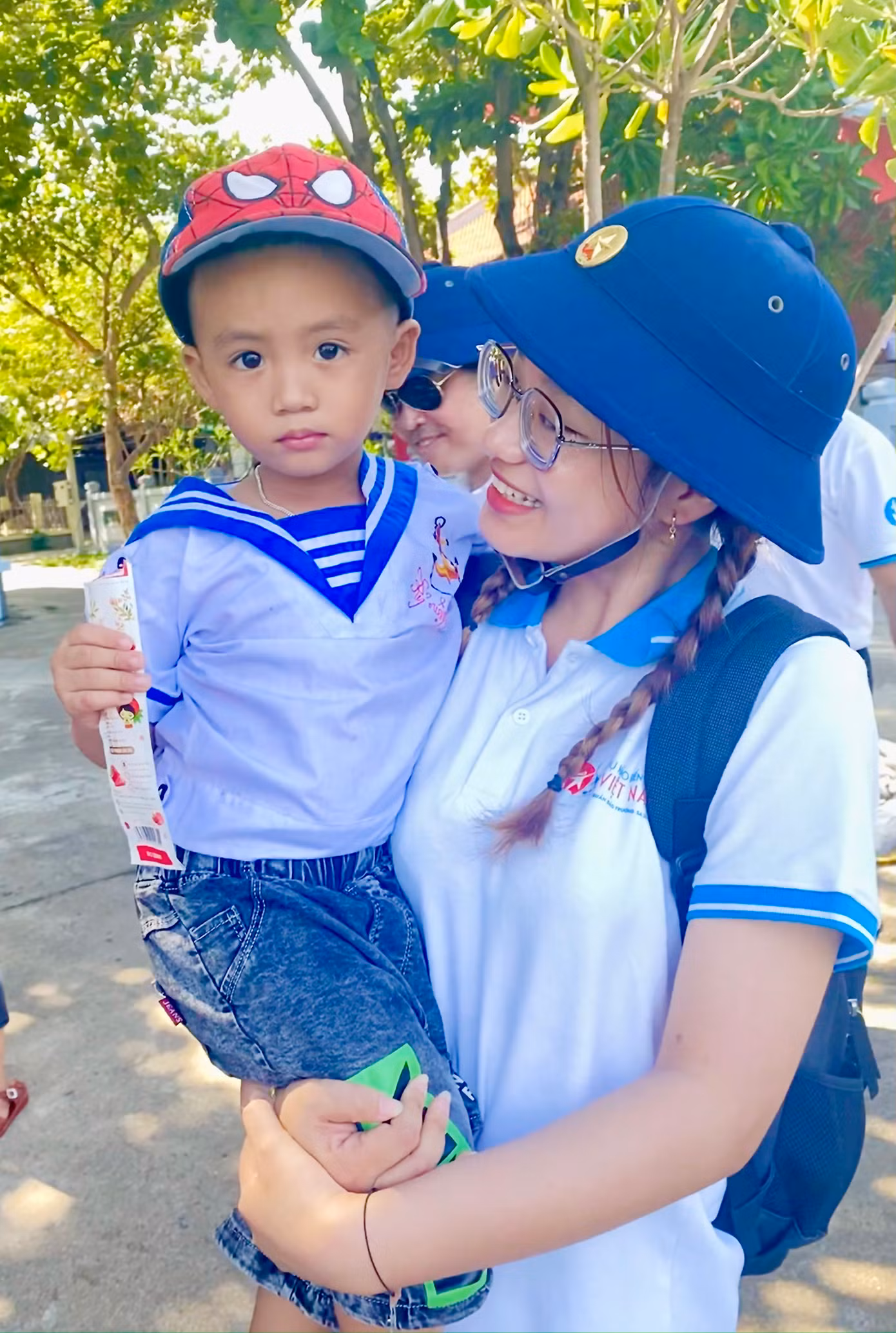 Nữ sinh ĐH Đà Nẵng thường xuyên tham gia các hoạt động tình nguyện. Ảnh: NVCC
